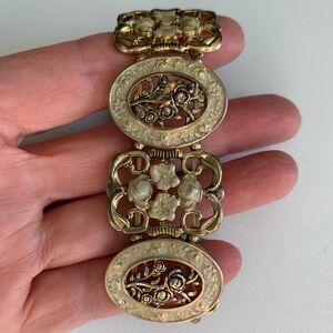 Elegant Vintage Look Gold Tone Floral Bracelet